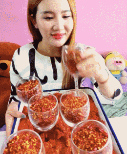 听说川妹子结婚不喝红酒，喝辣椒人物gif搞笑图片