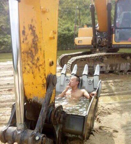 真舒服，蓝翔毕业的就是不一样人物gif搞笑图片