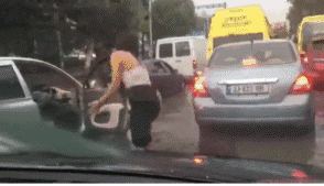 妹子更开心了人物gif搞笑图片