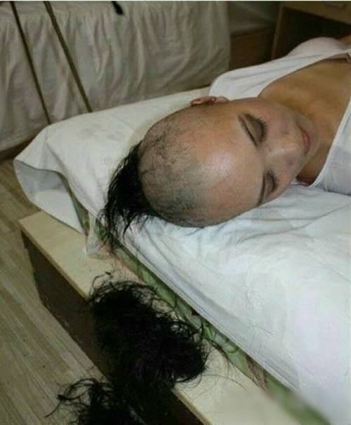 天啦！这是谁趁我喝醉了弄的人物gif搞笑图片