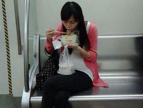 饿了还管什么场合啊，先填饱肚子再说人物gif搞笑图片