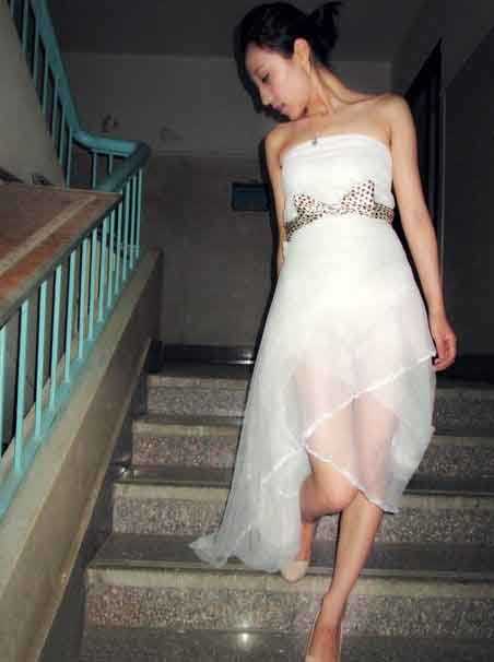 妹子用蚊帐做的礼服，不错吧人物gif搞笑图片