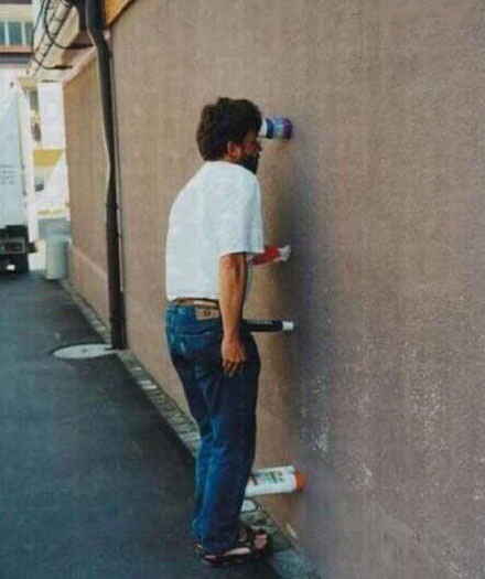 得罪老婆后的下场，心疼这位哥们人物gif搞笑图片