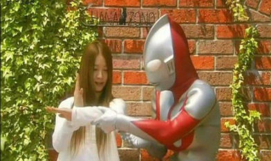 奥特曼也泡妞啊~人物gif搞笑图片