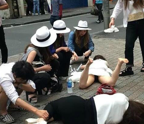 碰瓷碰到碰瓷的，糟了人物gif搞笑图片