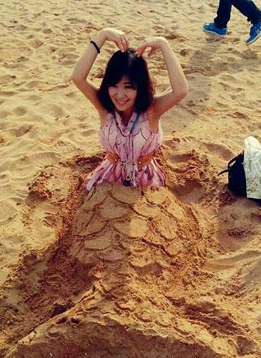 沙滩美人鱼~人物gif搞笑图片