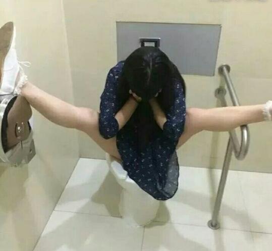 学舞蹈的妹子就是不一样，就连如厕都那么优雅人物gif搞笑图片