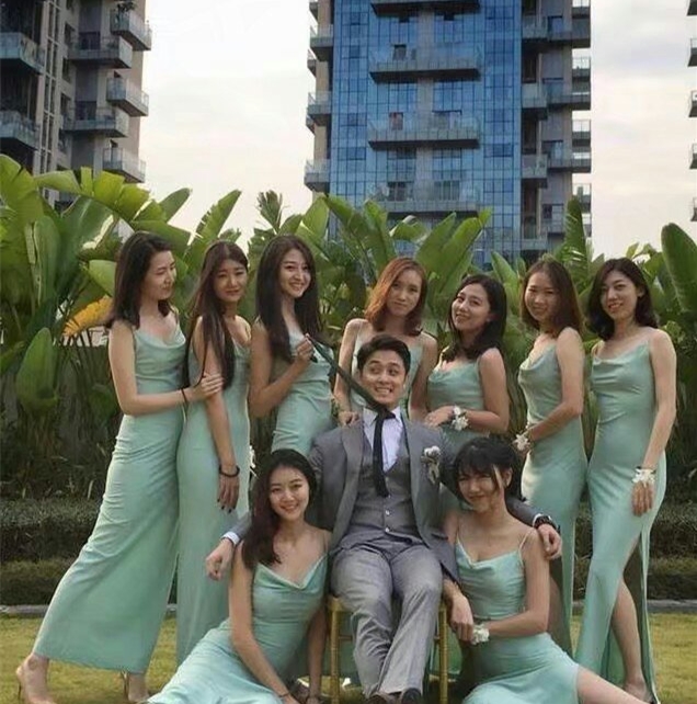 看到这么多美丽的伴娘，估计你一定会后悔自己结婚早了人物gif搞笑图片