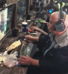 想当年爷爷也是一位有情有义的汉子，想念兄弟了人物gif搞笑图片