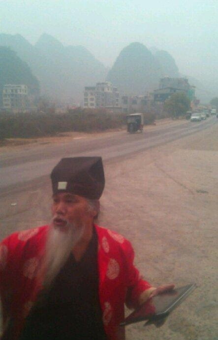 一大早遇到个穿越的土豪人物gif搞笑图片