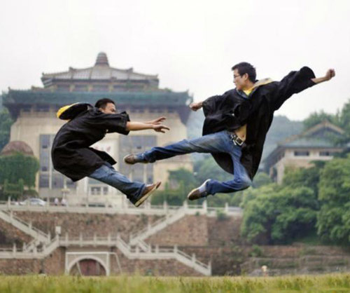 学生哥的佛山无影脚人物gif搞笑图片