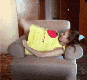 妹子你干什么？人物gif搞笑图片