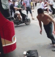 碰瓷新境界，讹不到钱死不休人物gif搞笑图片