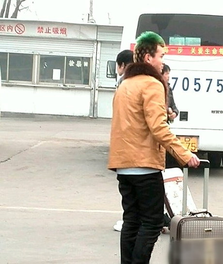 街头偶遇菠萝哥人物gif搞笑图片