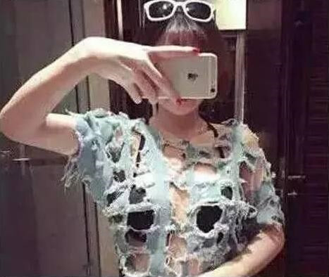 妹子着装好清爽！看得我心里一愣！下回走点心吧人物gif搞笑图片