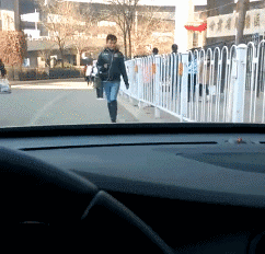 快点看，这个狐狸精出来了，原来是你老公基友人物gif搞笑图片