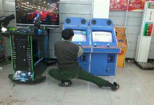 玩拳皇的游戏，就要摆一个拳皇的姿势人物gif搞笑图片