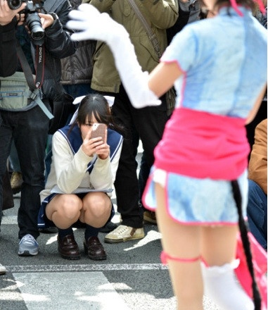 妹子你拍这么认真干嘛呢人物gif搞笑图片