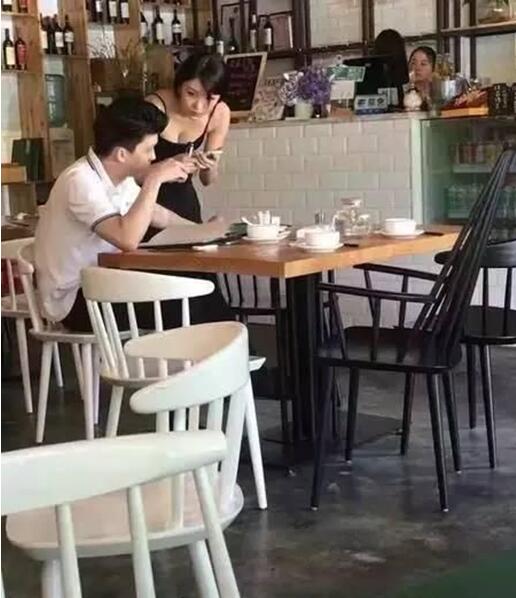 吃饭的时候，我都会来这里坐坐人物gif搞笑图片