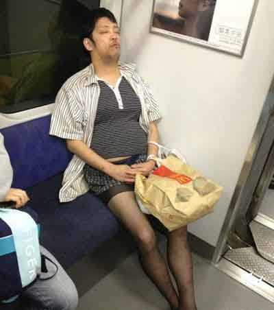 哥们，你的睡姿好销魂人物gif搞笑图片