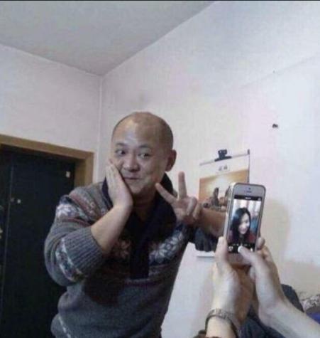 大哥，你太自恋了，人家在自拍呢人物gif搞笑图片