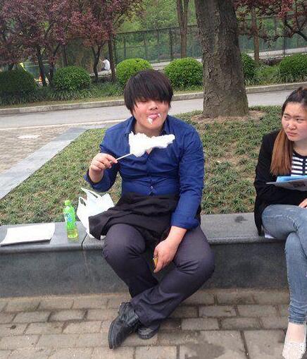 小伙在吃棉花糖，旁边那位美女眼神亮了人物gif搞笑图片