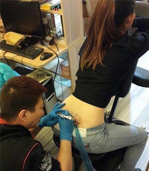 看来妹子也是社会人人物gif搞笑图片