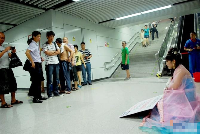 “嫦娥”穿越了，深圳地铁口征男度中秋人物gif搞笑图片