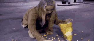 妹子，你不应该吃的，回去给男友吃才是硬道理人物gif搞笑图片