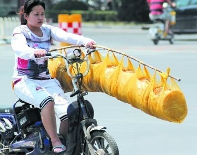 妹子的生意不错啊人物gif搞笑图片