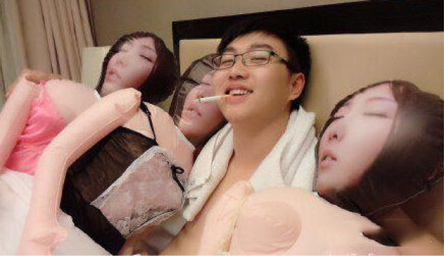 左拥右抱的感觉就是好人物gif搞笑图片