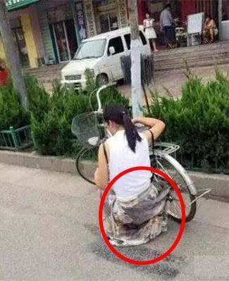 反复看了很久，才晓得她蹲着不起来是为啥人物gif搞笑图片