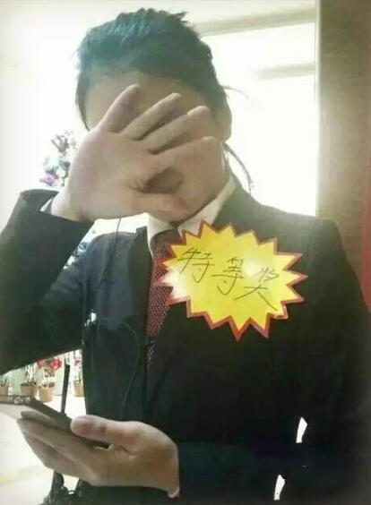 这个奖品领回去，不知道老婆会生气不人物gif搞笑图片