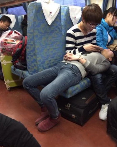 少年你们在能开放点吗！这是火车上啊！人物gif搞笑图片