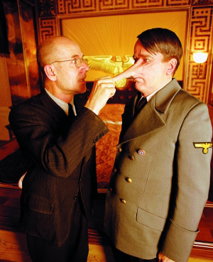 你丫的鼻子这么长，假的吧？人物gif搞笑图片