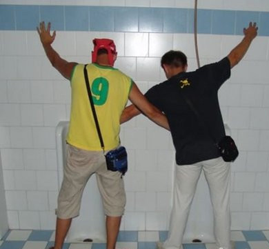 好基友互相帮助人物gif搞笑图片