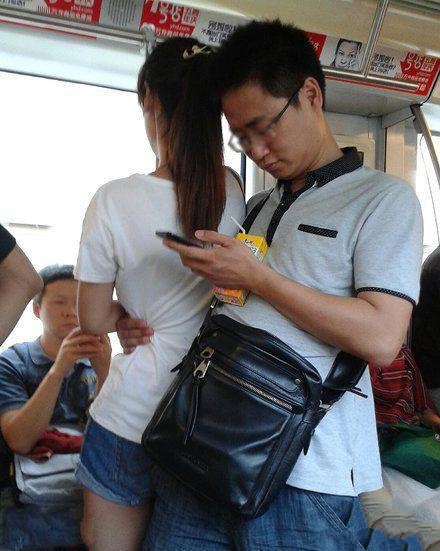 再忙也要把女友护好人物gif搞笑图片