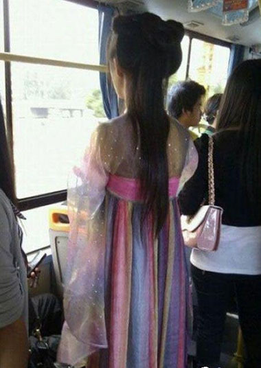 公交车上遇到一个穿越的菇凉！！人物gif搞笑图片