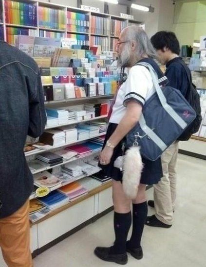 62岁大爷似18岁少女！找女朋友一定要擦亮眼！人物gif搞笑图片