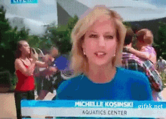 苦练的抢镜绝技，终于在今天派上了用场人物gif搞笑图片