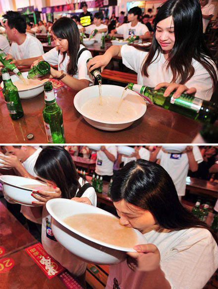 喝啤酒大比拼，妹子很能喝啊人物gif搞笑图片