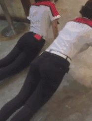 妹纸，你这俯卧撑做得也太不标准了吧人物gif搞笑图片