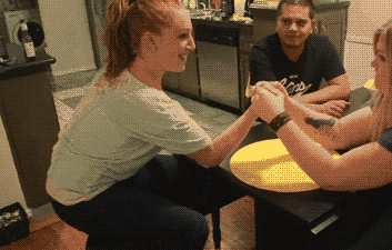 让妹子教你如何正确打脸，还是往死里打人物gif搞笑图片