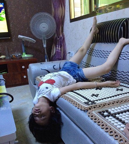 轻轻松松治疗颈椎病人物gif搞笑图片