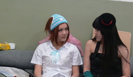 妹子内裤套头顶真有型人物gif搞笑图片