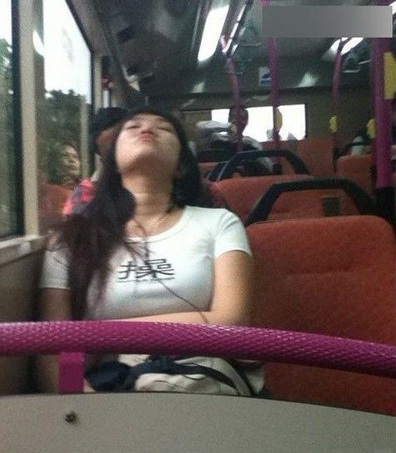 大姐，您的衣服好嚣张！！！人物gif搞笑图片