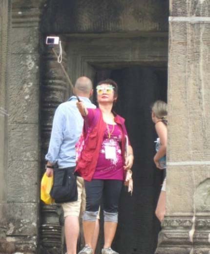 有些人已经习惯了一个人人物gif搞笑图片