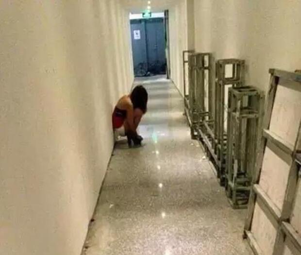 这么晚还不让进屋人物gif搞笑图片