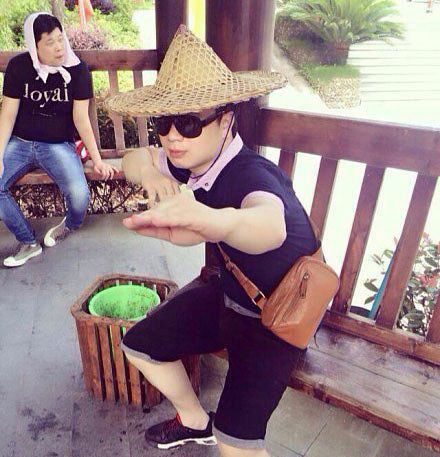 我想问后面的大婶儿，约么？人物gif搞笑图片