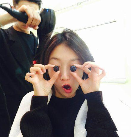 妹子真调皮，做个造型都不老实人物gif搞笑图片